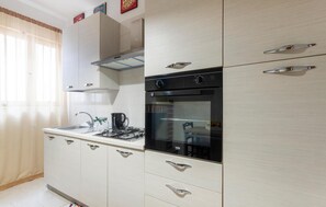 Refrigerador, microondas, parrilla de estufa y cafetera y tetera 