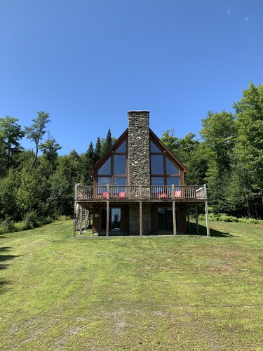 Spacious 3-Level Cabin Retreat-Sleeps 10, Wrap Around Deck, Peaceful and Private