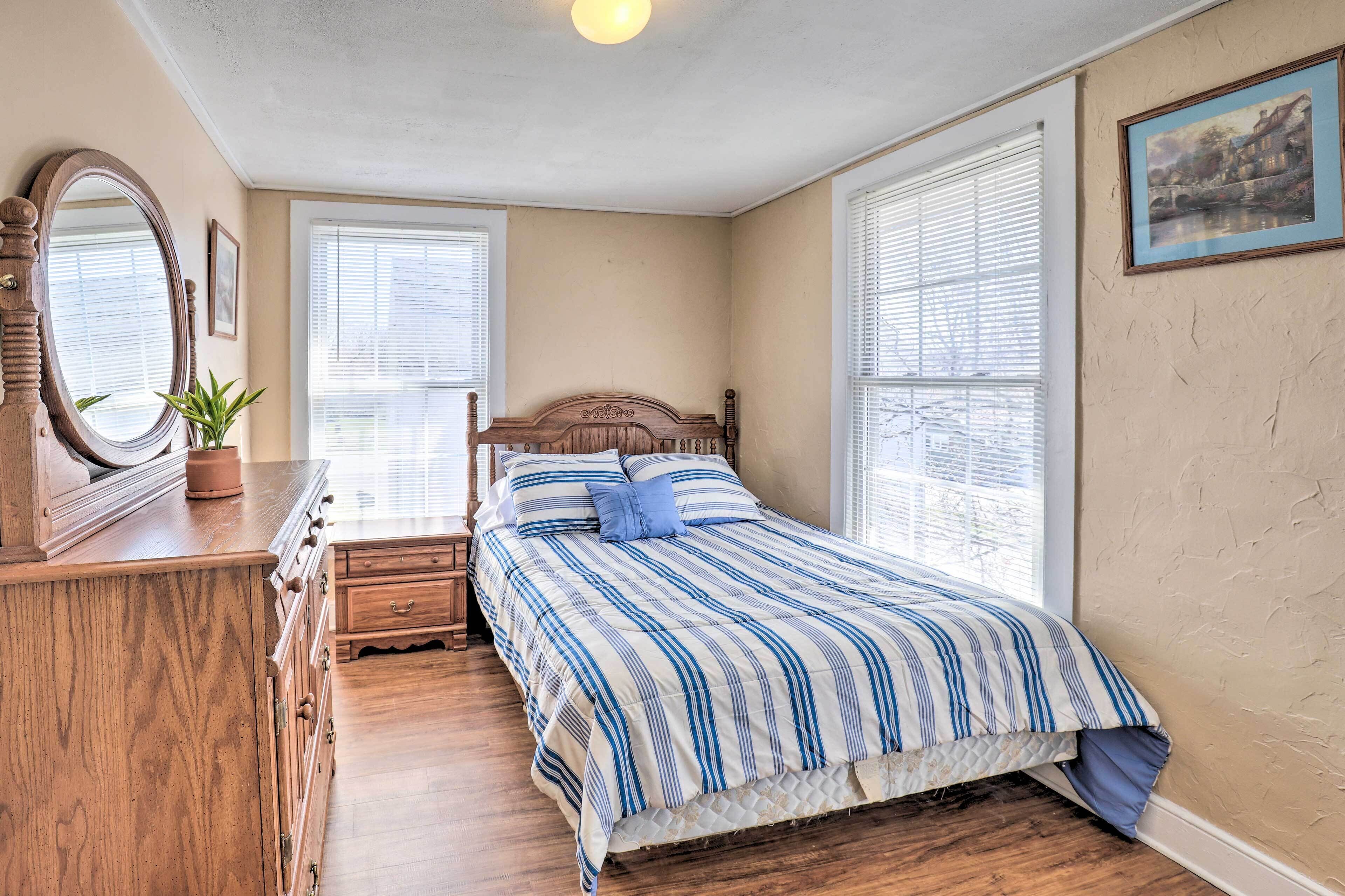 3 bedrooms, desk, travel crib, internet