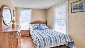 3 bedrooms, desk, travel crib, internet