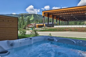 Outdoor spa tub - Luxury Townhouse in the Heart of Sun Peaks Village (Sun Peaks)