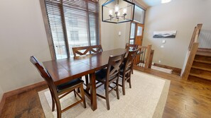 Dining - Luxury Townhouse in the Heart of Sun Peaks Village (Sun Peaks)