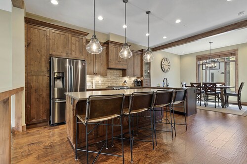 Luxury Townhouse in the Heart of Sun Peaks Village