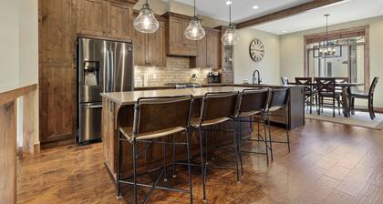 Luxury Townhouse in the Heart of Sun Peaks Village