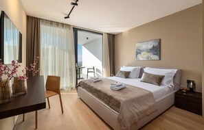 5 chambres, coffres-forts dans les chambres, lit parapluie