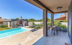 Outdoor dining - Beautiful home in Pula (Pula)