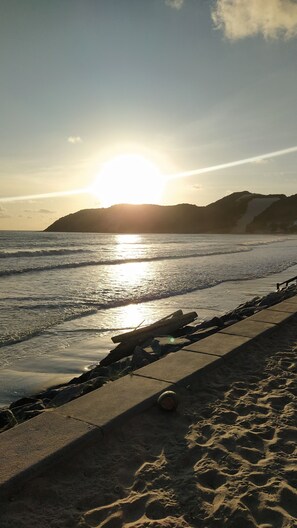 Plage, sable blanc, cabines gratuites, serviettes de plage