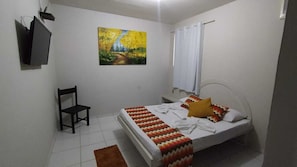 Quarto casal básico | Cortinas blackout, quartos à prova de som, Wi-Fi de cortesia