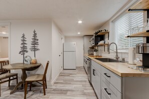 Fridge, microwave, stovetop, dishwasher