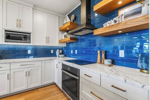 Réfrigérateur, four à micro-ondes, un four, surface de cuisson