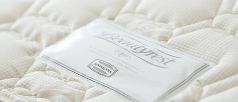Un colchón con una etiqueta que indica que es de Simmons, una marca conocida por sus colchones.