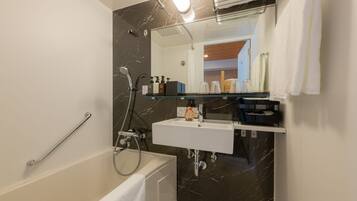 Kostenlose Toilettenartikel, Haartrockner, Hausschuhe