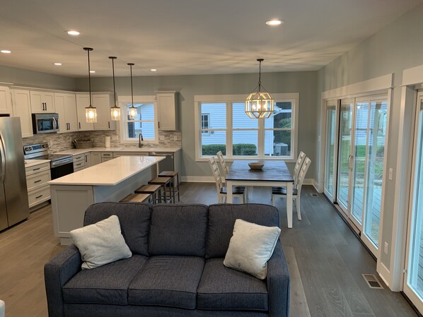 Smart TV, fireplace, books, stereo