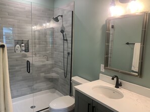 Ensemble douche/baignoire, sèche-cheveux, serviettes fournies, savon