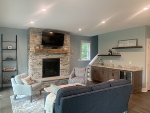 Smart TV, fireplace, books, stereo