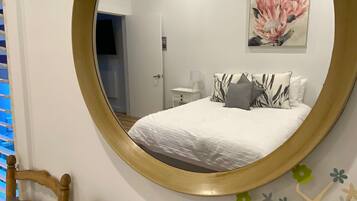 2 habitaciones, escritorio, tabla de planchar con plancha y wifi gratis