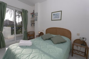 2 slaapkamers, een strijkplank/strijkijzer