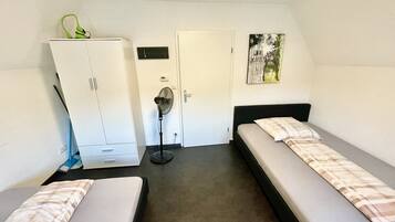 Tabla de planchar con plancha, wifi gratis, ropa de cama