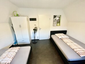 Een strijkplank/strijkijzer, gratis wifi, beddengoed