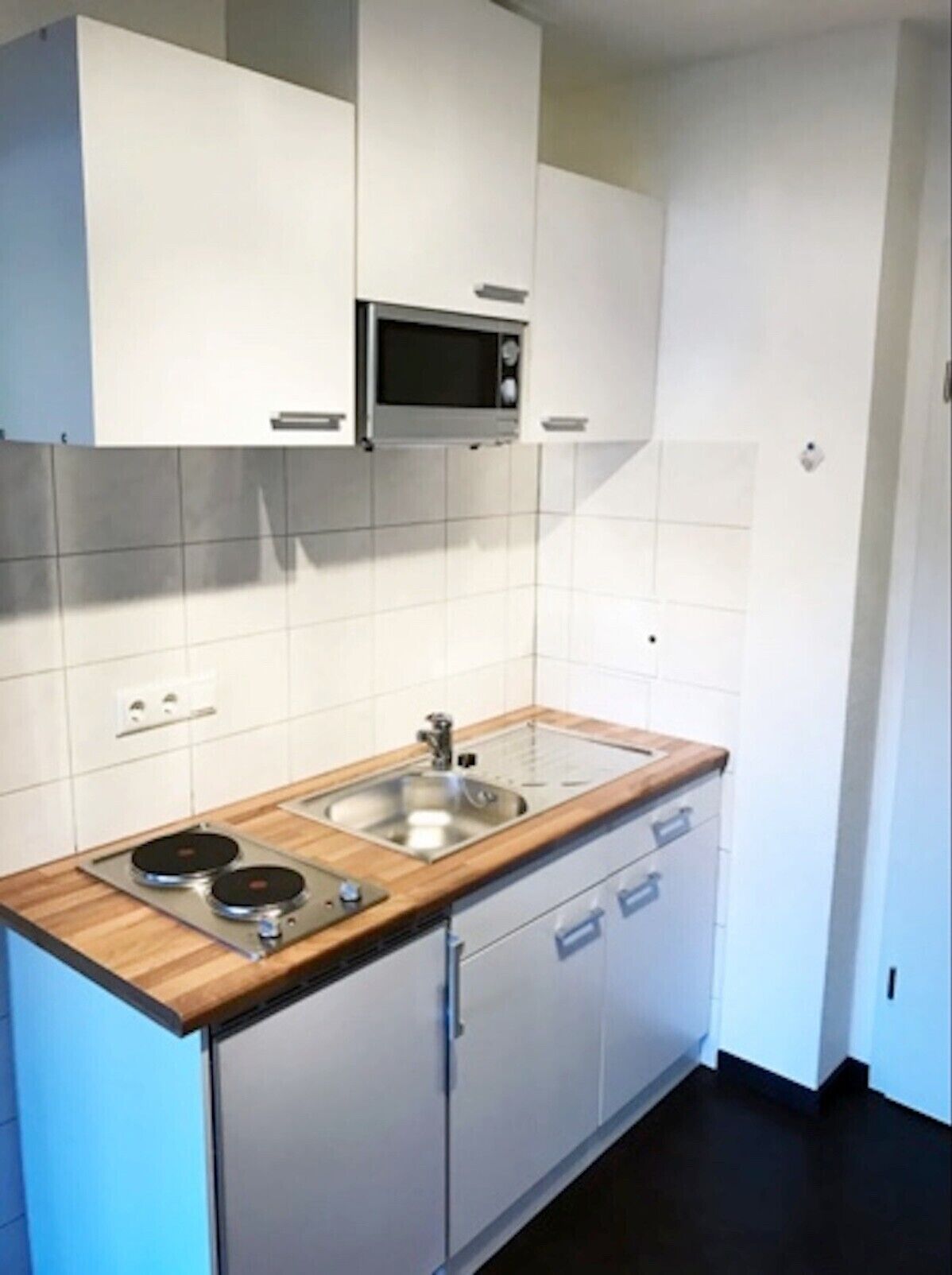 Kühlschrank, Mikrowelle, Herdplatte, Wasserkocher mit Kaffee-/Teezubehör