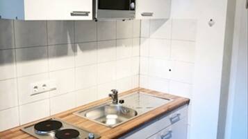 Kühlschrank, Mikrowelle, Herdplatte, Wasserkocher mit Kaffee-/Teezubehör