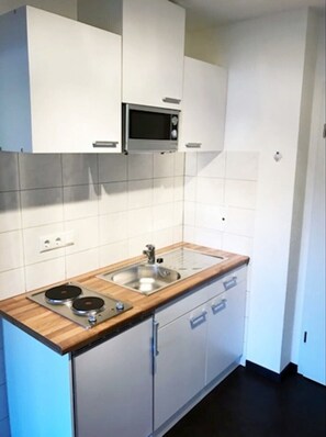 Jääkaappi, mikroaaltouuni, liesi, kahvin-/teenkeitin