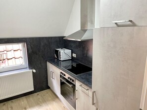 Fridge, microwave, oven, stovetop - Apartment "Khorsandi Zwei" in the city center of Coburg with Wi-Fi (Coburg)