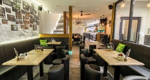 Dining - Apartment "Khorsandi Zwei" in the city center of Coburg with Wi-Fi (Coburg)