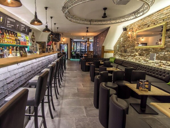 Bar (on property) - Apartment "Khorsandi Zwei" in the city center of Coburg with Wi-Fi (Coburg)