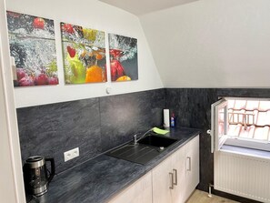 Fridge, microwave, oven, stovetop - Apartment "Khorsandi Zwei" in the city center of Coburg with Wi-Fi (Coburg)