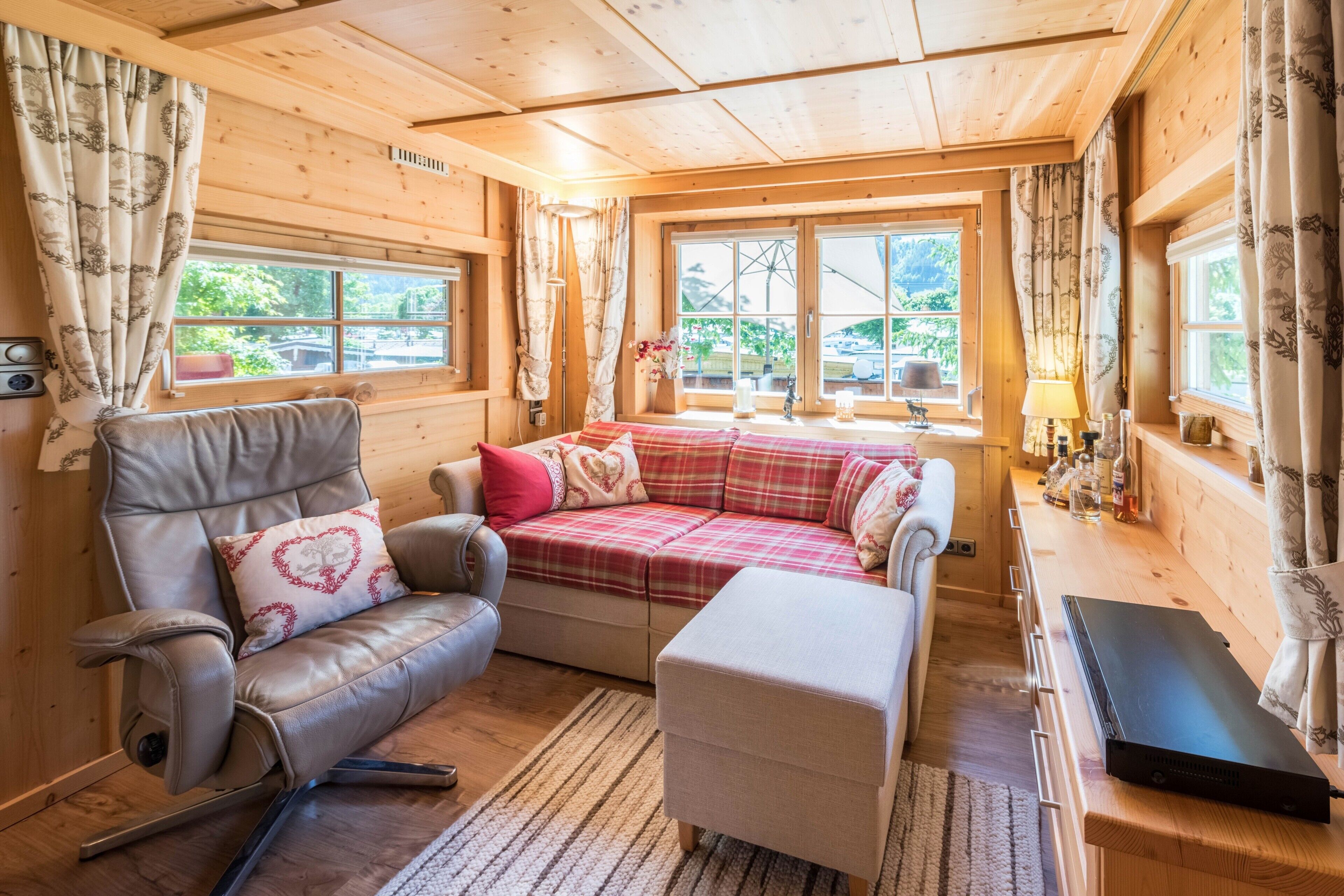 DVD-Player, Tischtennisplatte, Stereoanlage