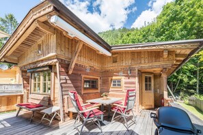 Outdoor dining - Cosy Vacation Home "Chalet Zur Auszeit" in the Zillertal Area with Mountain View (Distelberg)