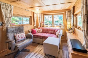 DVD-Player, Tischtennisplatte, Stereoanlage