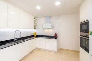 ثلاجة، ميكروويف، فرن، موقد طهي مسطح