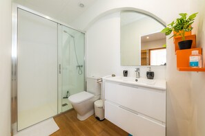 Badewanne, Haartrockner, Handtücher