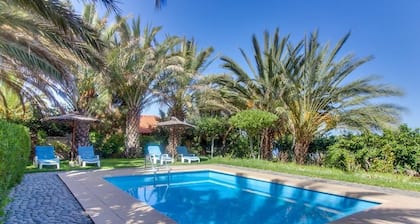 Villa Morera avec vue montagne, piscine, Wi-Fi rapide, jardin et terrasse. Parking disponible.