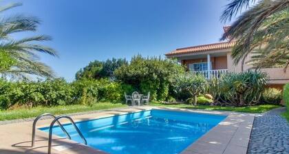 Villa Morera mit Bergblick, Pool, schnellem WLAN, Garten und Terrasse; Parkplatz vorhanden