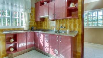 Een koelkast, een magnetron, een oven, een kookplaat