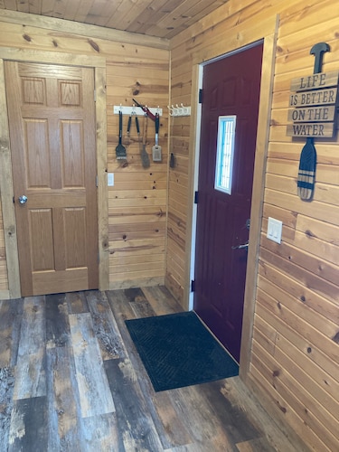 Off season SPECIAL! Prices are slashed! 2bd-1barh with outdoor covered tv area