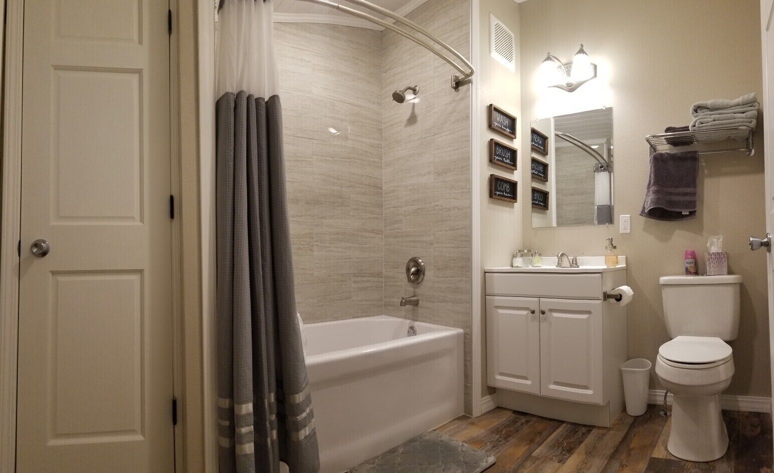 Bañera con ducha, toallas