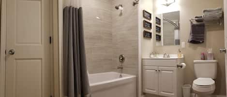 Bañera con ducha, toallas