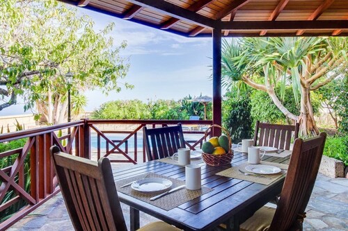 Villa Mimosa, vistas a la montaña, piscina, Wi-Fi rápido, jardín y terraza; aparcamiento disponible