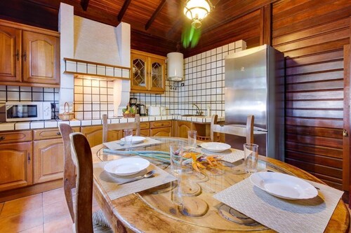 Villa Mimosa, mountain views, pool, fast Wi-Fi, garden and terrace; parking available