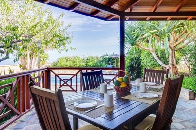 Villa Mimosa, mountain views, pool, fast Wi-Fi, garden and terrace; parking available