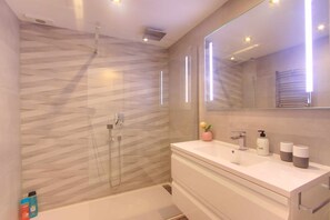 Shower, hair dryer, towels