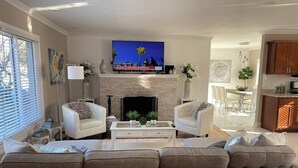 スマートテレビ、暖炉、書斎 / ワークスペース