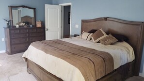 4 habitaciones, escritorio y tabla de planchar con plancha 