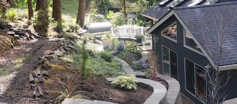 Quiet 4 bedroom Home with Hot Tub nestled in the woods 