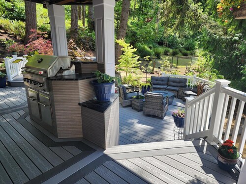 Quiet 4 bedroom Home with Hot Tub nestled in the woods 