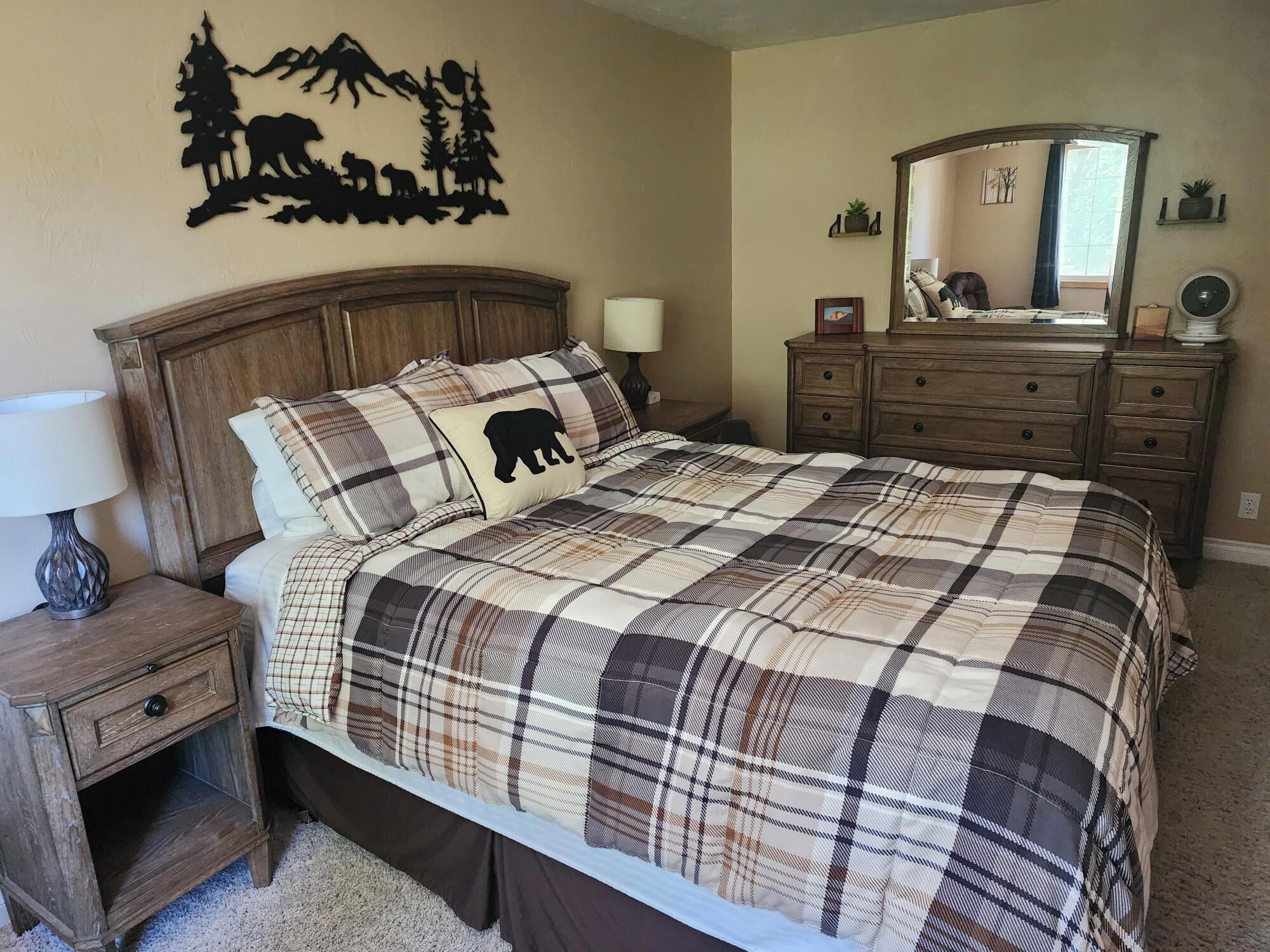 4 bedrooms, desk, iron/ironing board, travel crib